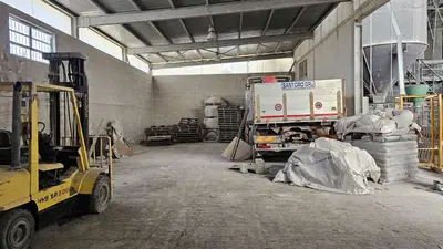 Capannone industriale sito in ANZANO DI PUGLIA (FG) alla contrada Gessara, con strutture in elevazione e copertura in acciaio e fondazioni in cemento armato, di circa mq. 800 di superficie coperta; Terreno adiacente l’opificio innanzi descritto, esteso mq. 2.400. Impianti, attrezzature, automezzi, etc..Per la descrizione dettagliata dei beni si rimanda a quanto riportato nell’avviso di vendita