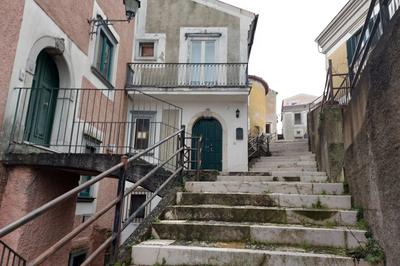 Appartamento su due livelli con tre balconi, sito nel...