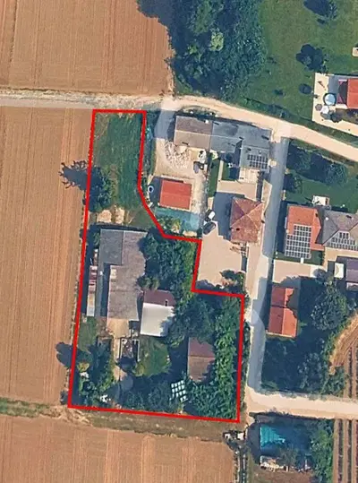Compendio immobiliare costituito da fabbricati rurali con relativa area di pertinenza; nello specifico trattasi di un fabbricato ad uso stalla, due fabbricati ad uso ricovero attrezzi/magazzino e un porcile con estensione complessiva coperta più scoperta di 3.896 mq, priva di recinzioni, con accesso da Via Onaro attraverso una strada laterale privata su cui la proprietà in oggetto gode di servitù di passaggio.