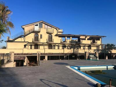 Diritti pari alla piena proprietà di complesso turistico/ricettivo sito a Martinsicuro(TE)in Via del Semaforo snc, costituito da:1.Ampia area esterna con piscina e locali tecnici;2.Ristorante/pizzeria con cucina, sala ristorante su2livelli,servizi e terrazza panoramica in parte coperta;3.Albergo con sala ristorante,cucina,camere con bagno privato e ampi spazi a corredo quali bar,hall,sale comuni,disimpegni,servizi,magazzini e locali di sgombero,ampio porticato,terrazze e locali tecnici e attigua cappella