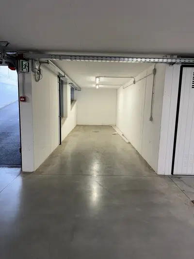 posto auto coperto al 1. piano interrato (p.m. 10 della p.ed. 2738 in P.T. 4408/II C.C. Laives; superficie commerciale complessiva: 24,29 m2); sussiste VINCOLO DI PERTINENZA con la p.m. 2 della p.ed. 2738 ai sensi dell’art. 124 della L.P. 11.08.1997 n. 13 – in base all’informativa del Comune di Laives deve essere necessariamente mantenuto il vincolo tavolare di cui all’art. 124 della L.P. 11.08.1997 n. 13 ad un alloggio dello stesso edificio sulla p.ed. 2738 C.C. Laives