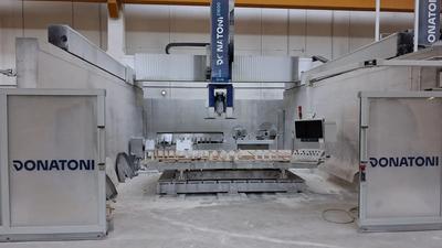 (Lotto n.53) - Centro di lavoro a ponte CNC a n.5 assi interpolati con corsa asse Z da 1600 mm - Macchina per la sagomatura e il taglio pietra naturale marca DONATONI modello Z1600 matricola 118233523 anno 2023