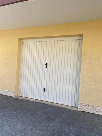 Piena proprietà di un appartamento per civile abitazione, facente parte di un edifico condominiale, sito in Augusta (SR) , Contrada Pietre Rosse, Via Paolo Borsellino n.13, Scala A, posto al piano secondo, di un Box garage posto al piano terra e di un locale cisterna di esclusiva pertinenza, posto al piano quarto dell’edificio. 