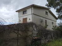 Piena proprietà della villetta isolata distribuita su...