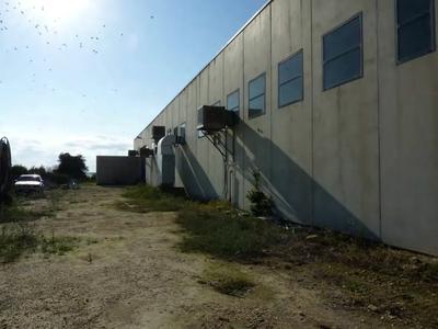 1/1 di proprietà di Terreno con capannone e fabbricato residenziale in Noto, c.da Burgio, nel C.T. al fg. 426, p.lle 940, 1021, 251, 514 e 1034 e nel C.F. al fg. 426, p.lla 940 (il capannone , cat D/10) e p.lla 1021/2 (il fabbricato residenziale cat A/3, classe 3, vani 5,5).Il fabbricato rurale è privo di titolo autorizzativo. La tettoia con il fotovoltaico ha SCIA del 3/9/15. Il capannone ha C.E. 205/06.