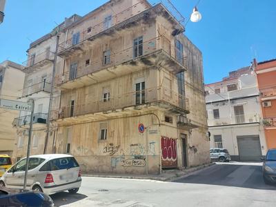 Appartamento di due piani da riqualificare con garage...
