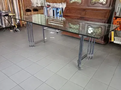 Tavolo rettangolare con struttura in metallo e piano in vetro, misure: Mt. 2,50 X 1,02 X 0,85 circa