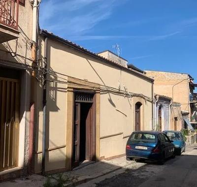 Edificio costituito da due immobili, ad una elevazione fuori terra e piano...