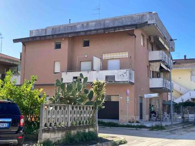 Diritti di piena proprietà su appartamento al primo piano di un edificio...