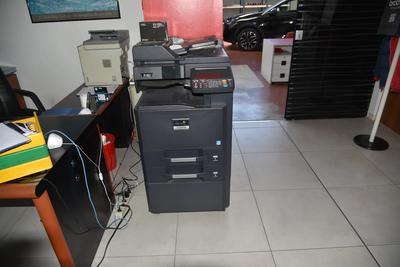 in blocco arredi vari da ufficio, scrivanie, cassettiere, sedie, basi,...