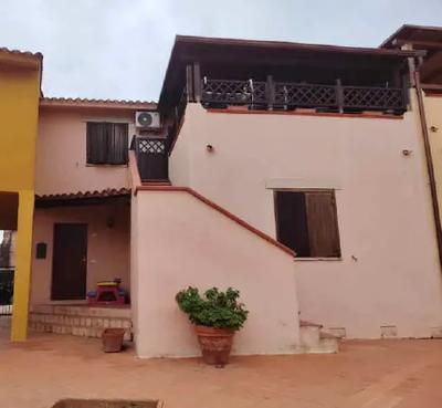Comune di Lori Porto San Paolo, in via Leonardo Da Vinci, n. 2: diritto di proprietà di appartamento, posto al piano T, categoria A/3, di 5 vani, distinto all’NCEU al foglio 235 mappale 226 sub. 12, composto da soggiorno-cucina con veranda, corridoio, due bagni, due camere da letto, un ripostiglio, con annessa corte e veranda, e Posto auto, al piano T, categoria C/6, di 9 mq, distinto all’NCEU al foglio 235 mappale 226 sub. 25. 