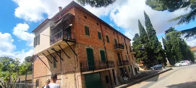 Unità immobiliare, appartenente ad un edificio di più ampia consistenza elevantesi tre piani fuori terra, costituita da appartamento al pianosecondo, locale soffitta al terzo piano e locale garage al piano terra, comprensivo dei proporzionali diritti di comproprietà sulle aree e parti comuni.
