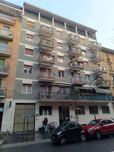 Nel Comune di Milano (MI), Via Rovereto n.10, piena proprietà del seguente lotto: unità immobiliare consistente in appartamento ad uso abitazione, posto al piano primo (2°f.t.), composto da due locali più servizi.