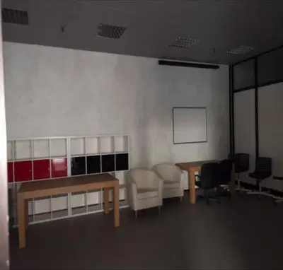 Piena proprieta' di immobile ad uso commerciale con destinazione negozio posto al piano terra di un fabbricato complesso denominato Kennedy. L'immobile e' costituito da ampio locale ad uso negozio, una zona distinta da vetrata che funge come retro e da doppi servizi igienici. La superficie commerciale ragguagliata risulta di mq. 202,50 circa.