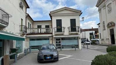 Negozio disposto su due piani (terra e primo) con...