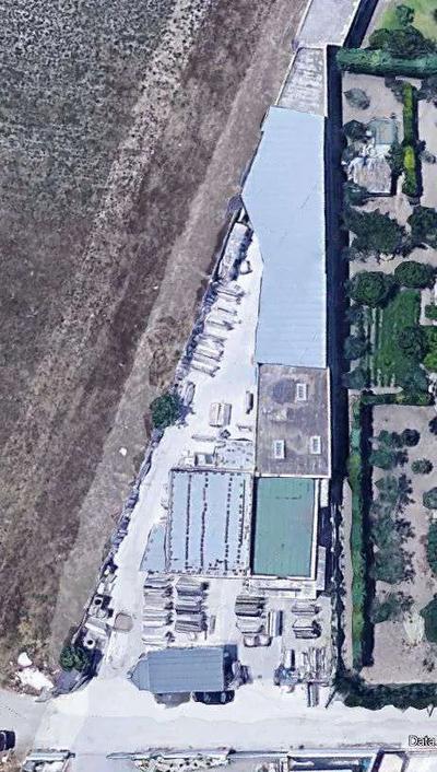A) Abitazione del custode, unità ad uso abitativo di tipo economico composta da ingresso-soggiorno, cucina, bagno, piccolo vano, corridoio e due camere. B) Locale ad uso ufficio posto al piano terra, è composto da due vani principali e un WC. C) Laboratorio per la lavorazione del marmo costituito da un ampio vano principale adibito alla lavorazione del marmo, con due aree esterne coperte da tettoia. D) Locali ad uso deposito con tettoie Situati al piano terra e costituiti da due corpi collegati da tettoie.