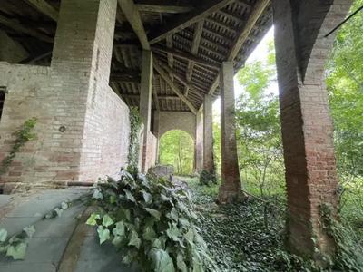 Piena proprieta' di appezzamenti contigui di terreno con sovrastante...