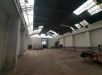 Intera proprietà di n. 2 unità immobiliari con destinazione a magazzino a MONTEGRANARO Via F. Cavallotti, disposte ai piani terra, primo e secondo sotto-strada. I beni sono accessibili da viale f. cavallotti attraverso: - vialetto comune condominiale esclusivamente pedonale, da un lato - scala in ferro, in stato precario, vista la vetustà, dal lato opposto. Internamente tutti i livelli sono collegati da una scala interna con vano montacarichi (il montacarichi non è utilizzabile).