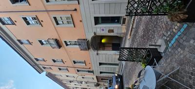 Diritti di piena proprietà su immobile uso negozio posto al piano terreno nel complesso immobiliare sito in via Garibaldi n. 18, via Bellezia n.ri 5-5G e via Corte d’Appello n. 7,   fabbricato condominiale ubicato in Torino, via Corte d'Appello n. 7, piano T-S1, sup. cat. 115 metri quadrati, con fronte su via Corte d’Appello, distinta con la sigla “PT3”, articolantesi ai piani terreno e interrato tra loro collegati da scala interna 