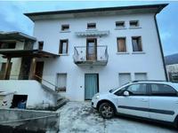 Lotto costituito da fabbricato residenziale distribuito...