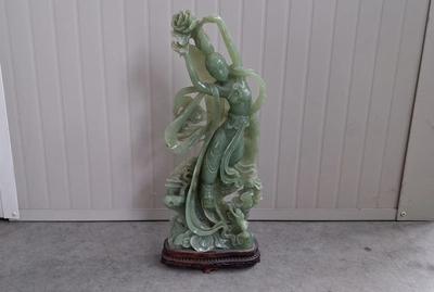 (Lotto n.9) - Statuetta imperiale dichiarata in giada, dimensioni 19x46,5 cm circa