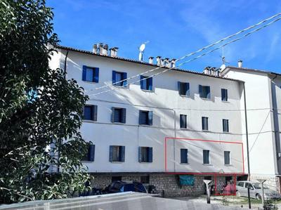 Appartamento realizzato per conto dell’Azienda Territoriale per l’Edilizia Residenziale “A.T.E.R.” (all’epoca Istituto Autonomo per le Case Popolari “IACP”) nell’ambito di intervento di edilizia residenziale pubblica, al piano rialzato con magazzino al piano terra, facente parte di un fabbricato in condominio sito in zona centrale, con locale accessorio pertinenziale e accesso indipendente dall’area scoperta comune. Nella disponibilità dell’esecutato e della moglie.