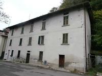 Abitazione di tipo popolare [A4] posta su tre livelli