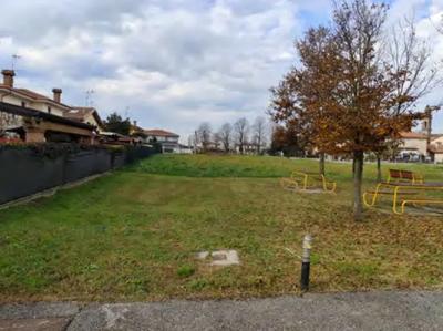 Piena proprietà 1/1 di terreno edificabile della superficie di mq 1.268. Libero. Regolarità urbanistica, Vincoli e oneri, il tutto come da Perizia a cui si rimanda per ogni specifica
