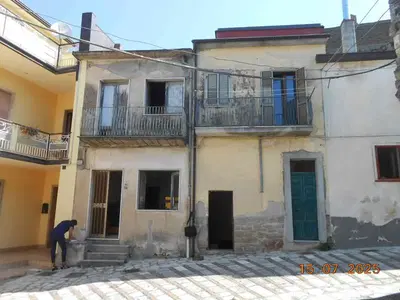 Intera proprietà di fabbricato sito in Bonito (AV) alla via Fratelli Cairoli...