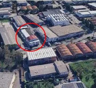 Trattasi della piena proprietà di un fabbricato industriale posta nel Comune di Signa in Via Maestri del Lavoro n. 14-16 costituito da un corpo di fabbrica lato strada sue due piani fuori terra oltre a locali sottotetto, ed altro corpo di fabbrica retrostante su un piano fuori terra, oltre a resede esclusivo. 