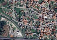 LOTTO 5: Villa singola sita a Vergiate, in Via Don Enrico Locatelli, 38, della superficie commerciale di 209 mq, con annesso box doppio.Unità immobiliare unifamiliare disposta su quattro livelli collegati da scala interna, con ampio giardino con piscina, costituita da: ampio locale e due ripostigli al piano cantinato; soggiorno, cucina, dispensa, disimpegno e bagno al piano terreno; due camere da letto, disimpegno e bagno al piano primo; un locale adibito a camera nel sottotetto.