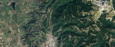 Piena proprietà per la quota 1000/1000 di un locale ad uso negozio, piano terra. Il bene si trova in discrete condizioni di manutenzione ed è composto da un locale principale destinato all'attività commerciale ed uno spazio retrostante a servizio della stessa. La superficie netta è di circa 35 mq. L'accesso al bene avviene attraverso un'area porticata comune agli altri beni dello stabile. Non sono compresi nel pignoramento i macchinari rinvenuti all'interno del locale in sede di accesso e stima 