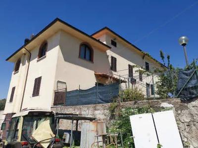 Civile abitazione sita in Vinci (FI) costituita da tre piani fuori terra oltre locale cantina. Piano terra: ingresso, cucina, disimpegno vano scala e sottoscala, due locali abitabili, disimpegno per accesso alla cantina, locale di sbratto e servizio igienico. Piano primo: disimpegno vano scala, soggiorno doppio, due camere e servizio igienico, terrazzo. Piano secondo-sottotetto: disimpegno, due ripostigli e due soffitte. Come annessi pertinenziali un locale deposito-cantina oltre locale rimessa.