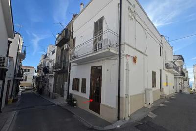 Appartamento sito nel centro urbano di Pisticci (MT). Il bene si sviluppa su due livelli intercomunicanti, ma aventi anche accesso autonomo. Il Piano Terra, con accesso da via Colombo 50. Il Piano Primo, con accesso da via XVI Agosto 1860 n. 10.
