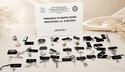 (Lotto n.1):  Vari oggetti in oro 18kt: diamanti, anelli, orecchini, collane...