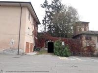 Appartamento composto da soggiorno con cucina a vista, due bagni, due camere da letto e un disimpegno. Completano l'immobile dei locali accessori e rustici siti al primo e al secondo piano. Piena proprietà.