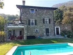 Per la quota di 1/1: A. Fabbricato abitativo e B. Autorimessa situati nel Comune di Sorico (CO), Via per Albonico n. 2, Località Cà Crusca.