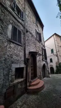  Abitazione su n. 3 livelli sita nel Comune di Amaseno (FR), in Via Bivia, 1. Il bene è ubicato ai piani 1-2 e 3 di una palazzina in muratura. L'immobile, in buono stato di conservazione, è inserito nel Centro storico ed è caratterizzato da strade piccole per la maggior parte pedonali. L'appartamento presenta finiture di buon livello ed è costituito da: Soggiorno, cucina pranzo con camino, n. 2 disimpegni, n. 3 camere, n. 3 bagni ed un'ampia terrazza.  Fg. 76, Part. 278, Sub. 7, Categoria A3.