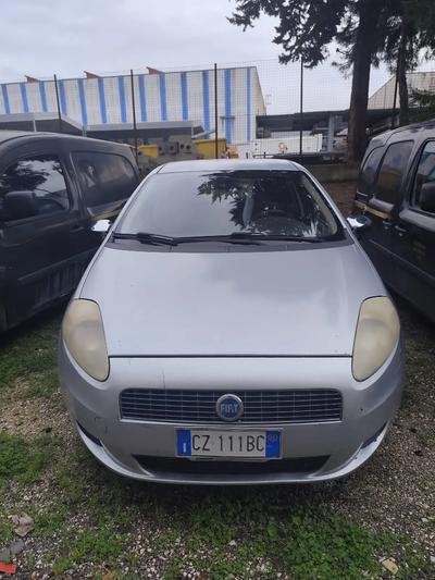 (LOTTO N. 3): Autovettura marca Fiat modello Grande Punto targata CZ111BC, immatricolata29/11/2005, alimentazione a gasolio, provvista di casta di circolazione, sprovvista di chiave ecertificato di proprietà.Prezzo base d’asta € 393,75 oltre iva e oneri Ivg.