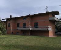 Piena proprietà 1/1 di: appartamento in villino a Cartoceto (PU), via Mombaroccio n. 7, della superficie commerciale di 367,11 mq; appartamento di tipo popolare a Cartoceto (PU)