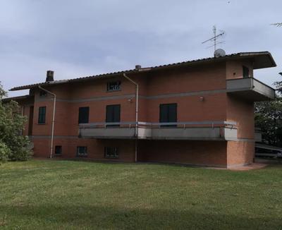 Piena proprietà 1/1 di: appartamento in villino a Cartoceto (PU), via Mombaroccio n. 7, della superficie commerciale di 367,11 mq; appartamento di tipo popolare a Cartoceto (PU)