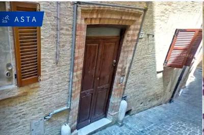 Magazzino a Macerata (MC), via Cesare Costa 14. Centro storico a traffico...