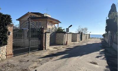 L’immobile si trova all’interno del Consorzio Tirreno, insediamento abitativo ubicato sulla strada Via San Felice Circeo che costeggia la fascia costiera lato mare: l’ingresso al  consorzio è situato, provenendo da Terracina, poco dopo il Canale Foce Sisto.- Appartamento sviluppantesi ai piani terra e primo, tra di loro collegati tramite scala esterna. con  porticato , con annesso portico, autorimessa e con corte esclusiva con stradella di accesso. 