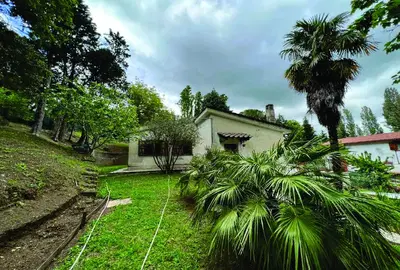 Unità immobiliare ad uso abitativo su due piani, seminterrato e piano terra....