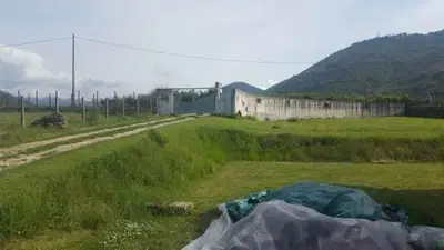 Villa piano terra, primo e seminterrato con autorimessa e portico