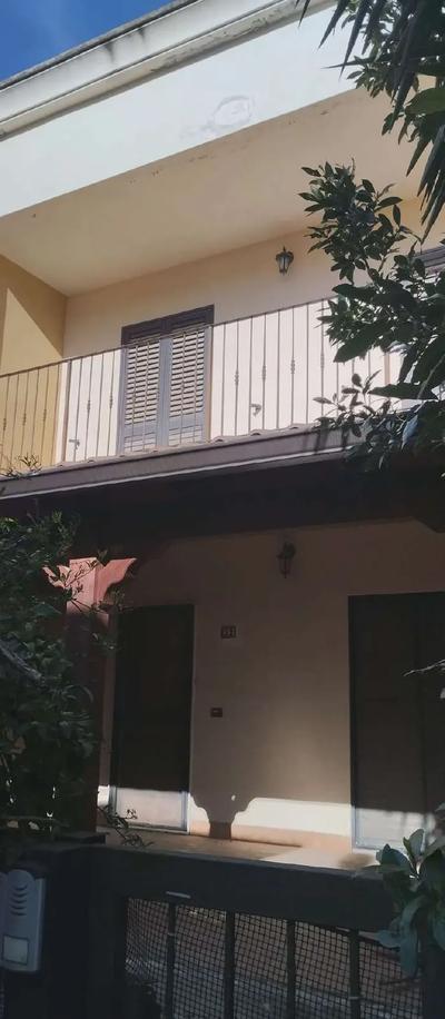 1/1 di VILLETTA A SCHIERA con annessi: garage/riserva idrica – sottotetto non abitabile. L’immobile, è articolato in tre distinte unità immobiliari: - La prima unità immobiliare è identificata come garage al PT, Zona censuaria 1, Cat C/6, Classe 1, 52 mq. La seconda porzione è una villetta piano 1-2, Zona censuaria 1, Cat. A/7, Cl. 1, 5 vani. La terza porzione immobiliare, Bene comune non censibile - Partita speciale A, adibito a parcheggi e strade, di mq. 2931. dettagli in perizia.