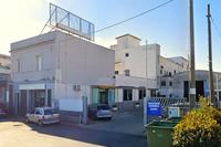 Edificio artigianale con alloggi e cortili privati a...