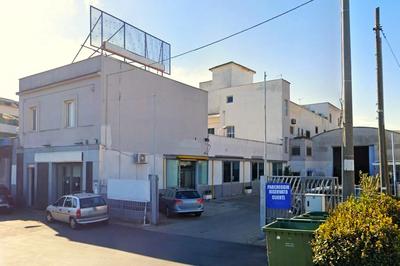 Edificio artigianale con alloggi e cortili privati a Taranto (TA), località...