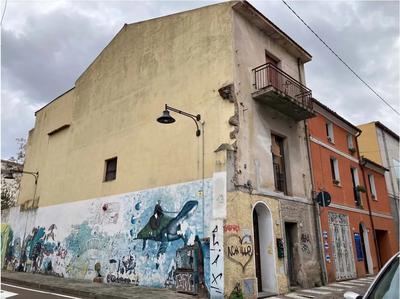 Appartamento sito in Comune di Olbia (SS), Via Porto Romano n.34, piano 2, composto da ingresso, disimpegno, cucina, bagno, camera, pranzo, corridoio, wc e camera con balcone, oltre ad un terrazzo al terzo piano con due vani sottotetto. Superficie lorda: circa 105,00 m², distinto al NCEU al Foglio 37, Particella 63, Subalterno 11, Zona Censuaria 1, Categoria A/4, Classe 1, Consistenza 6 vani, Superficie Catastale Totale 110 m², Totale escluse aree scoperte: 107 m², Rendita € 303,68.