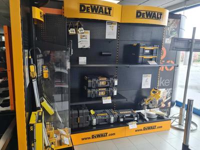 Chiusura rinomato distributore di articoli tecnici industriali. Vasto assortimento di articoli tecnici industriali come punte, frese, ricambi di raccorderia, guarnizioni, elementi in ferro battuto, macchinari vari (piegatubi, aspiratori, troncatrici), accessori per saldatura e molto altro.